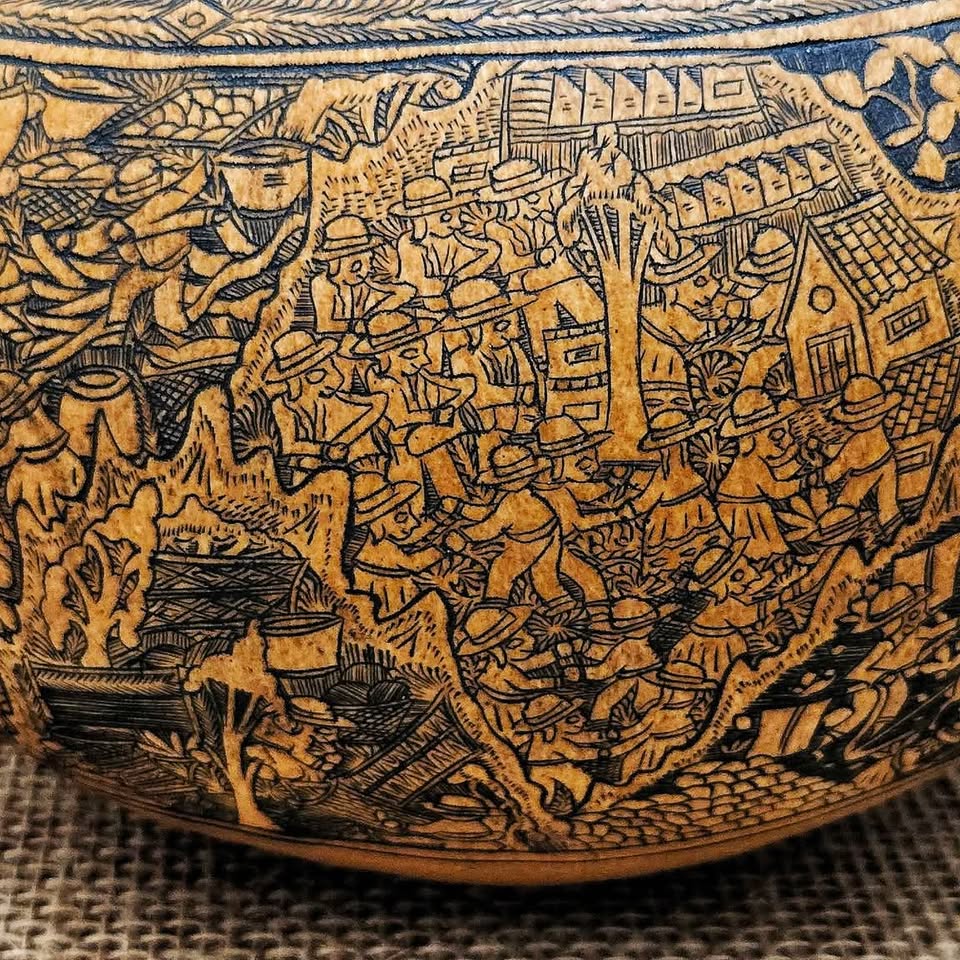 PERUVIAN JPERUVIAN Vintage Hand-Carved Gourd Calabash Noisemaker, circa 1950s.