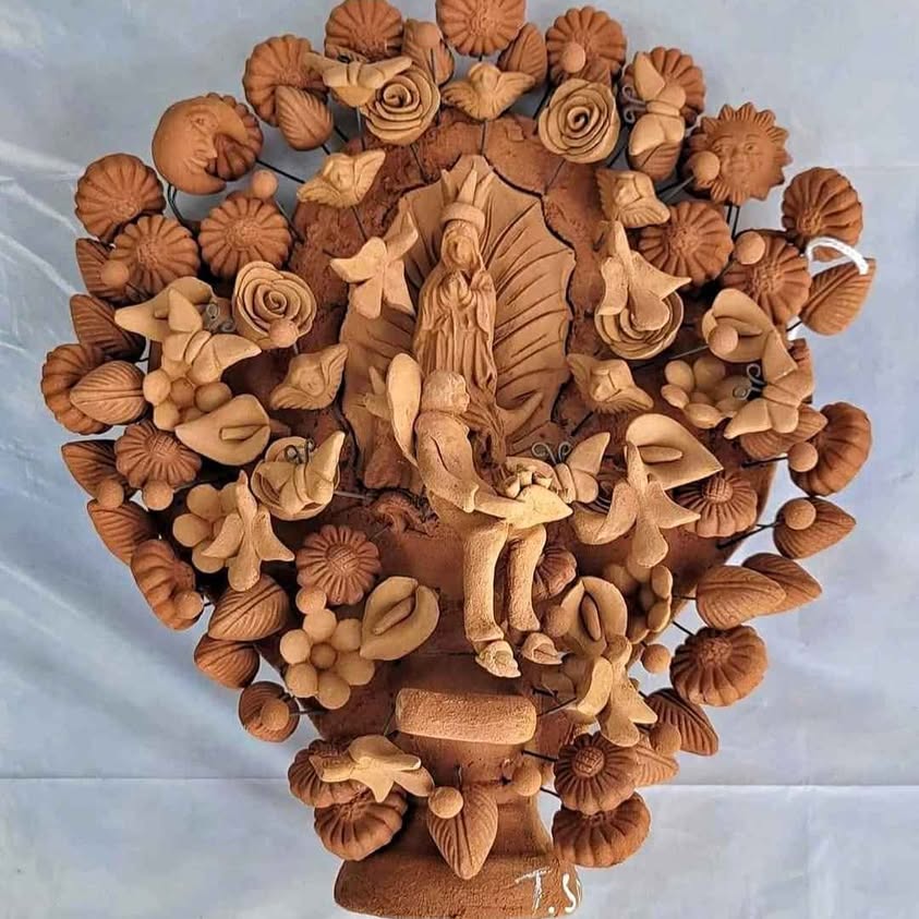 Mexican art in clay, 2 small Tree of Life with different motif. Soteno Metepec