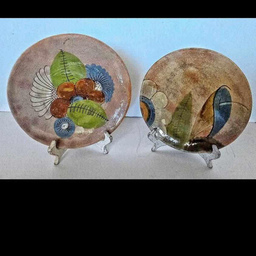 PAIR OF VINTAGE TLAQUEPAQUE TRADITIONAL PLATES