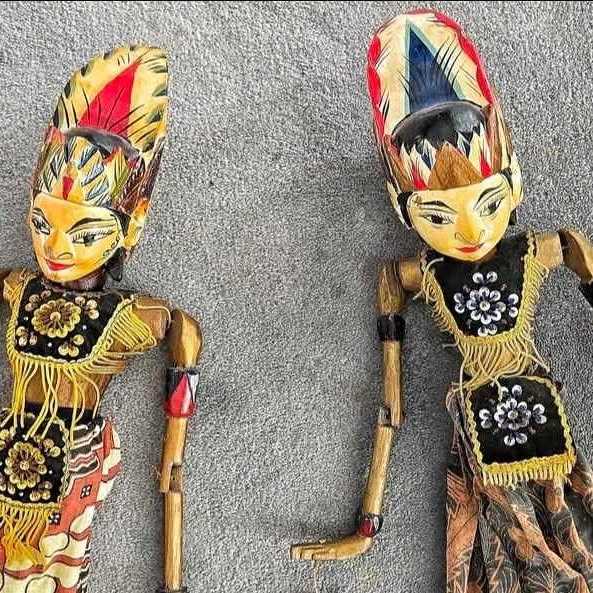 ANTIQUE LATE 20c. TWO ANTIQUE WAYANG GOLEK PUPPETS