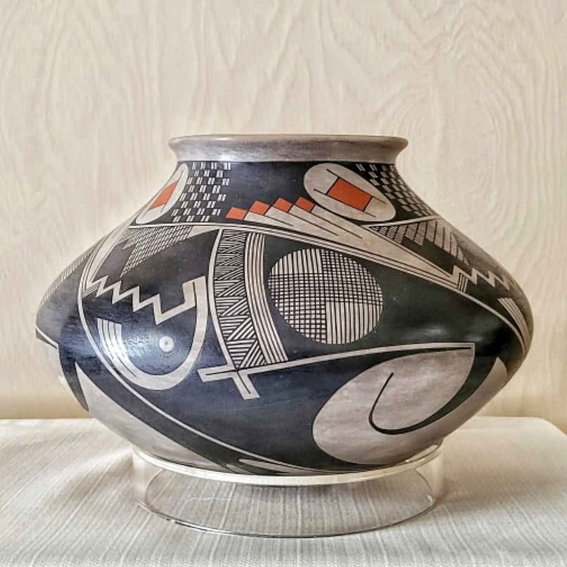 JUAN QUEZADA. Museum grade signed vintage olla. 1970s