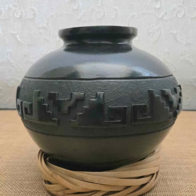 BEAUTIFUL BLACK OLLA. Atributed to Virginia Ebelacker from Santa Clara 1980s.