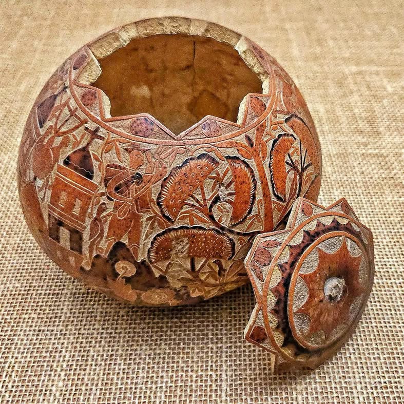 PERUVIAN FOLK ART ENGRAVED GOURD. AMAZING STORY TELLERS.