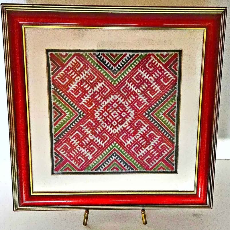AN EXCEPTIONAL EMBROIDERY WORK FOR THE EXTRAORDINARY PERSON. STUNNING !