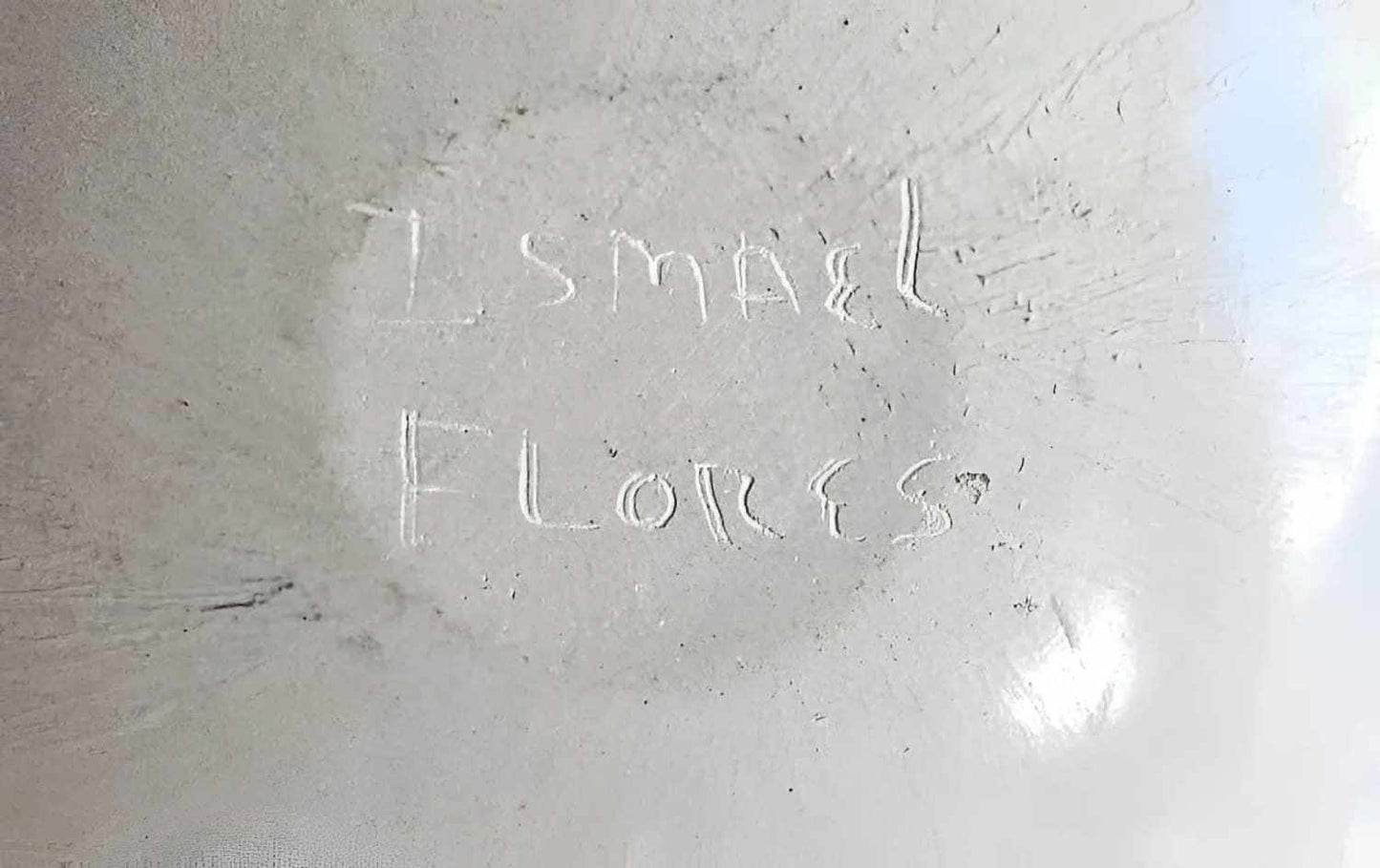 Ismael Flores signature incised on the bottom of a Mata Ortiz vase