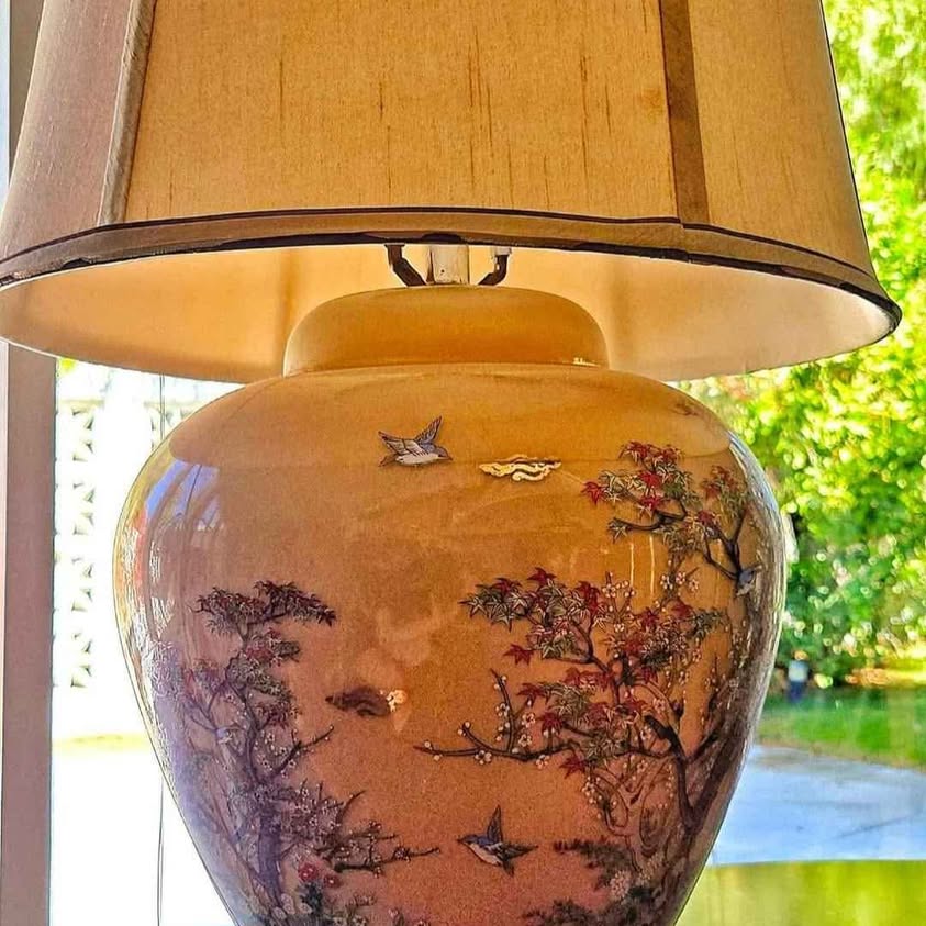 Art in Glass, Beautiful Japanese Lamp Hand Painted 2002
