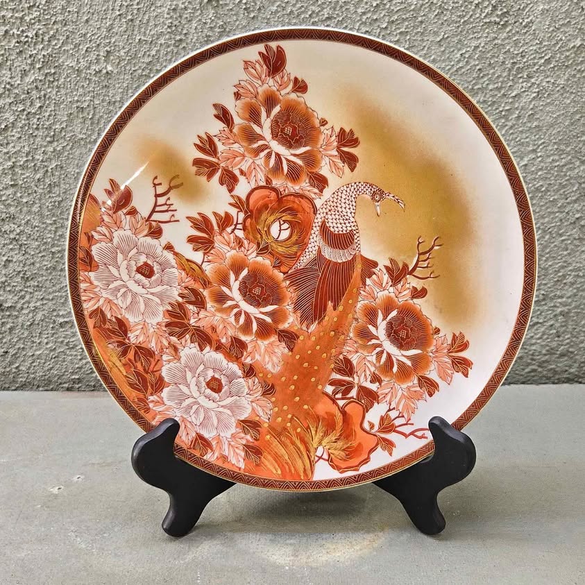 Vintage Japanese Kutani Imari porcelain plate, likely from the Saik≈ç-Kutani (revived production)