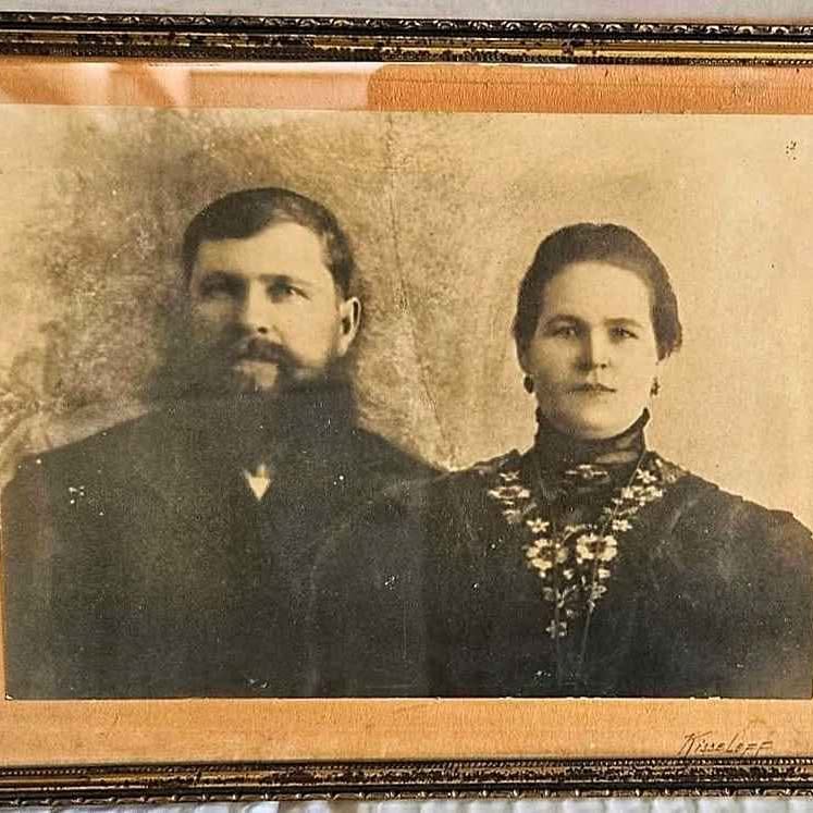 ANTIQUE SIGNED by Kisseleff, PHOTOGRAPHY PORTRAIT OF A SOMBER OLD COUPLE IN ORIGINAL PORTRAIT 1910s