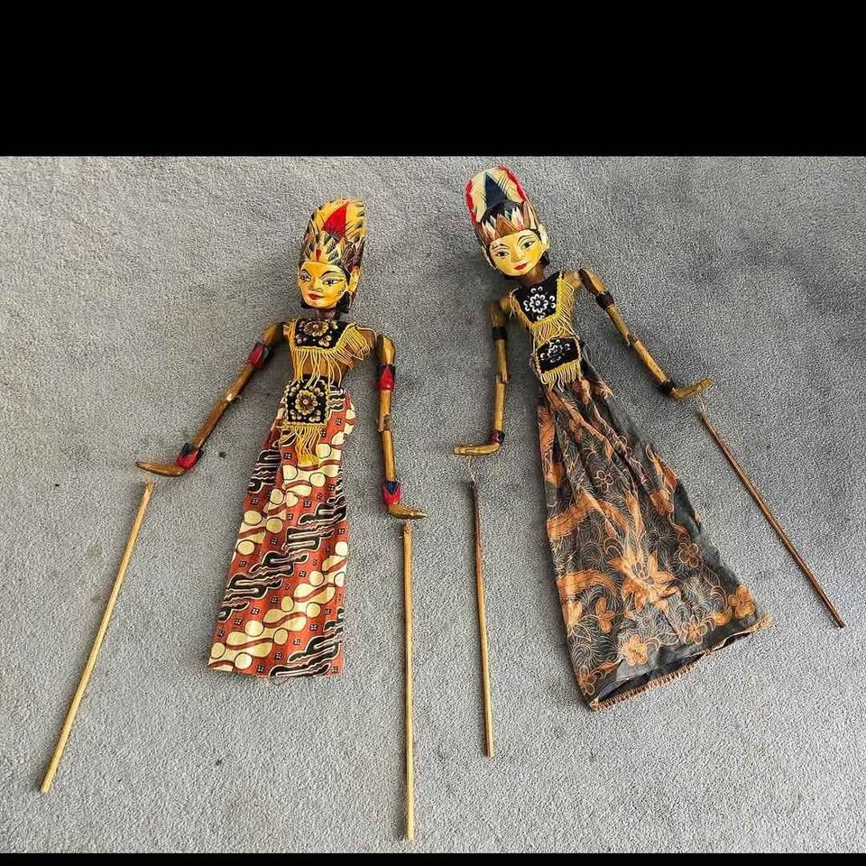 ANTIQUE LATE 20c. TWO ANTIQUE WAYANG GOLEK PUPPETS