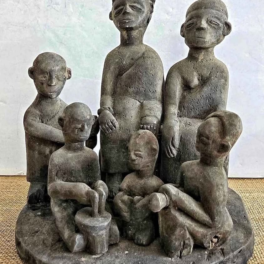 ANTIQUE WOOD CARVING AFRICAN ROYAL FAMILY PTIMITIVE PORTRAIT