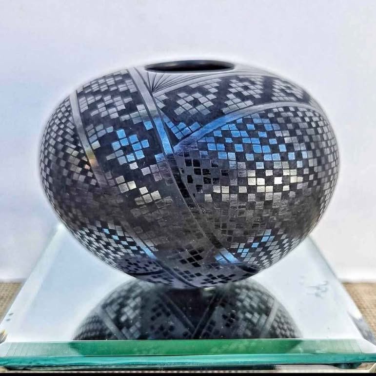 Beauty from MATA ORTIZ, CHIH. MEXICO, Signed spectacular small black and black By Lydia Ponce