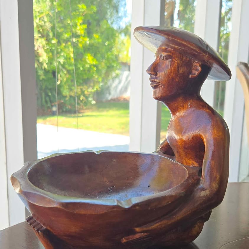 TRADITIONAL PHILIPPINE MARKET VENDOR WOOD CARVING. NICE, FUNCTIONAL AND USEFUL PIECE