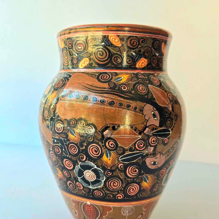 Beautiful small vase from Tonala Jalisco, Mex, Master of Barro Brunido: Salvador Vazquez Carmona
