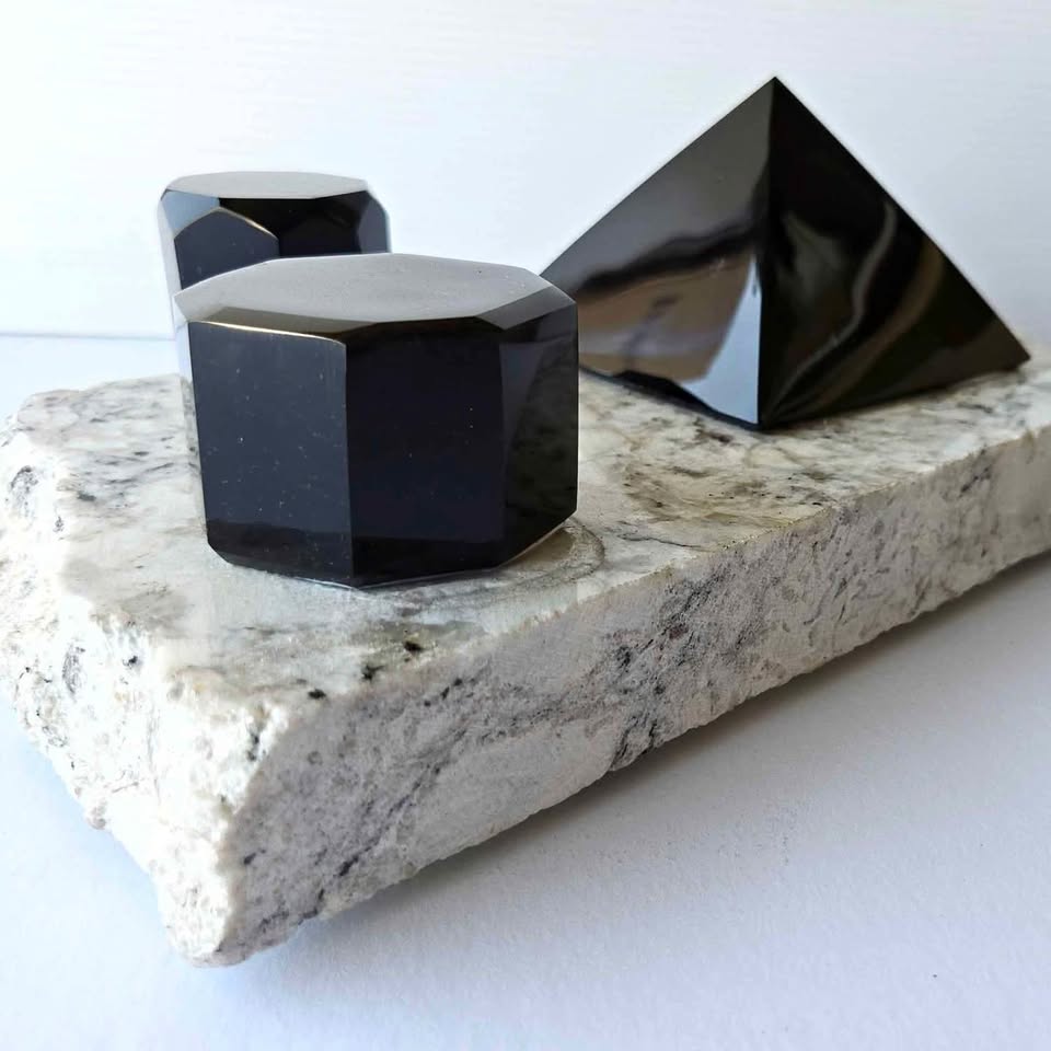 ALIGNED GEOMETRIC AND ENERGY CHARGED, ONIX SHAPES ON MARBLE SCULPTURE.