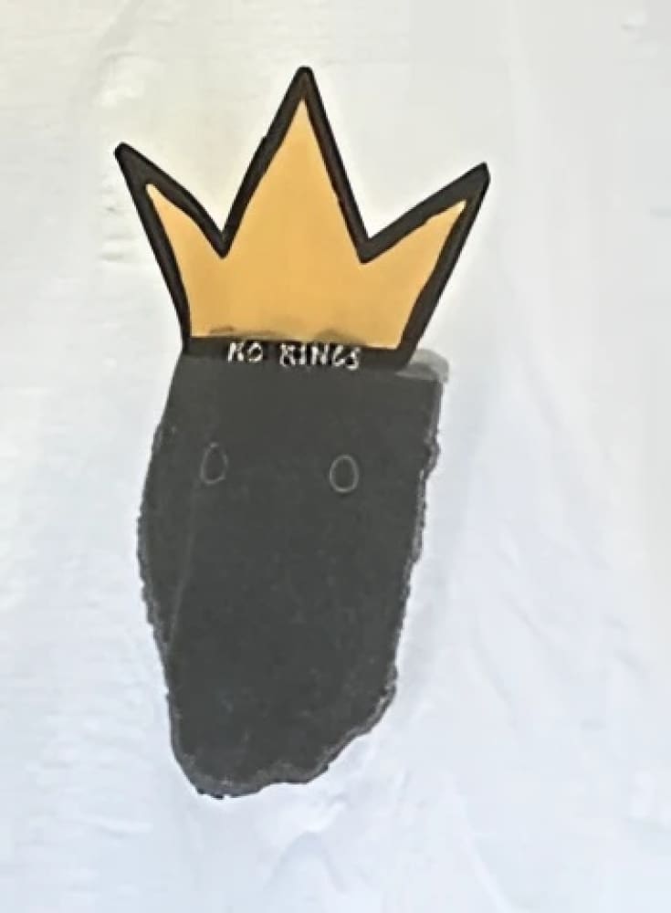 Black king t-shirt with yellow crown design and ’no kings’ text.