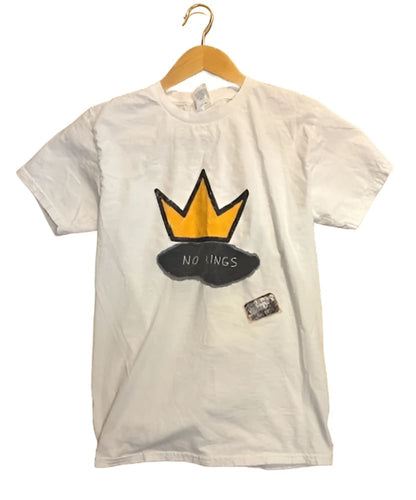 White t-shirt with yellow crown and black cloud design, ’no kings’ text.