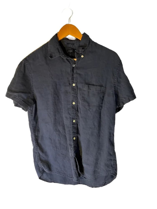 Men’s short-sleeve navy linen button-up shirt with a single chest pocket.